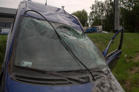 Wypadek za wiaduktem, trzy osoby w szpitalu