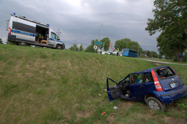 Wypadek za wiaduktem, trzy osoby w szpitalu