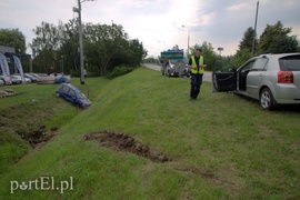 Wypadek za wiaduktem, trzy osoby w szpitalu