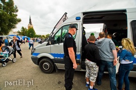 Policyjny festyn w deszczu