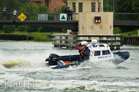 Policyjny festyn w deszczu