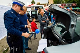 Policyjny festyn w deszczu