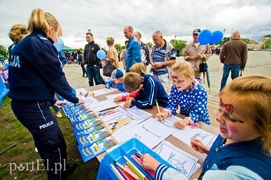 Policyjny festyn w deszczu