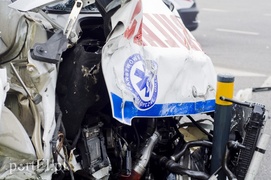 Wypadek karetki na 12 Lutego. Jedna osoba nie żyje, trzy w ciężkim stanie trafiły do szpitala Wypadek karetki na 12 Lutego. Jedna osoba nie żyje, trzy w ciężkim stanie trafiły do szpitala