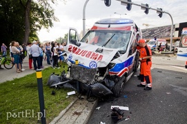 Wypadek karetki na 12 Lutego. Jedna osoba nie żyje, trzy w ciężkim stanie trafiły do szpitala