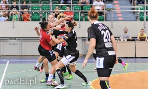 Start bliski zremisowania z mistrzyniami (piłka ręczna)