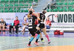 Start bliski zremisowania z mistrzyniami (piłka ręczna)