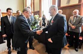 Władza się kłóci, a długi rosną