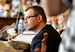 Władza się kłóci, a długi rosną