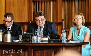 Władza się kłóci, a długi rosną