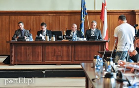 Władza się kłóci, a długi rosną