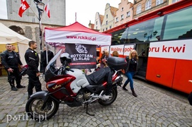 Upuszczają sobie krwi i zachęcają do tego innych