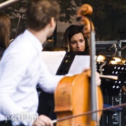 Charyzma i energia na scenie