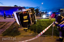 Pirat drogowy staranował lawetę, fiata i sygnalizator