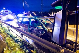 Pirat drogowy staranował lawetę, fiata i sygnalizator