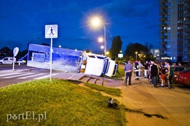 Pirat drogowy staranował lawetę, fiata i sygnalizator