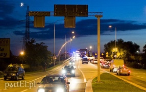 Pirat drogowy staranował lawetę, fiata i sygnalizator