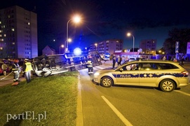 Pirat drogowy staranował lawetę, fiata i sygnalizator