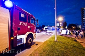 Pirat drogowy staranował lawetę, fiata i sygnalizator