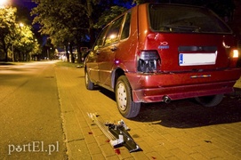 Pirat drogowy staranował lawetę, fiata i sygnalizator