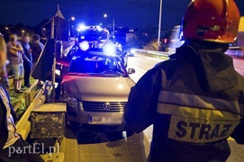 Pirat drogowy staranował lawetę, fiata i sygnalizator