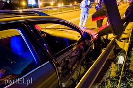 Pirat drogowy staranował lawetę, fiata i sygnalizator