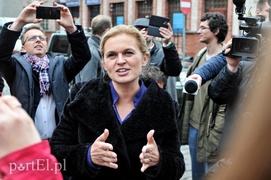 Z lewej strony nadjechała Barbara Nowacka