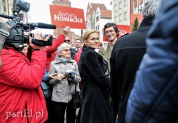 Z lewej strony nadjechała Barbara Nowacka