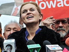 Z lewej strony nadjechała Barbara Nowacka