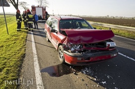 Mercedes wypchnięty z drogi, ucierpiały dzieci