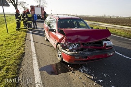 Mercedes wypchnięty z drogi, ucierpiały dzieci