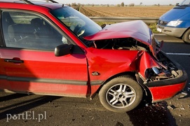 Mercedes wypchnięty z drogi, ucierpiały dzieci