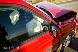 Mercedes wypchnięty z drogi, ucierpiały dzieci