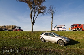 Mercedes wypchnięty z drogi, ucierpiały dzieci