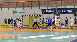 Policjanci przy piłce