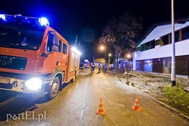 Mocno wieje, uwaga na drzewa