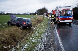 Uwaga, kierowcy! Ślisko na drogach, fiat w rowie