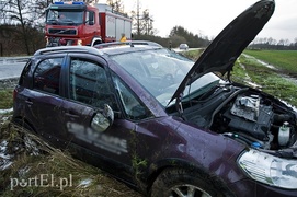 Uwaga, kierowcy! Ślisko na drogach, fiat w rowie