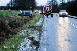 Uwaga, kierowcy! Ślisko na drogach, fiat w rowie