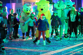 Bawili się świetnie z Mikołajem na lodzie