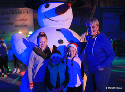 Bawili się świetnie z Mikołajem na lodzie