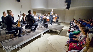 Orkiestra zaprosiła ich na scenę