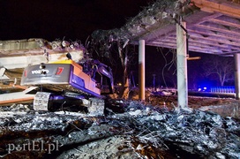 Część wiaduktu spadła na koparkę. Ranny operator (aktualizacja)
