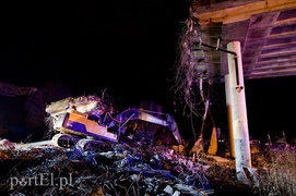 Część wiaduktu spadła na koparkę. Ranny operator (aktualizacja)