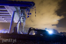 Część wiaduktu spadła na koparkę. Ranny operator (aktualizacja)