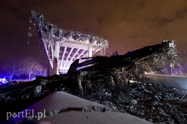 Część wiaduktu spadła na koparkę. Ranny operator (aktualizacja)