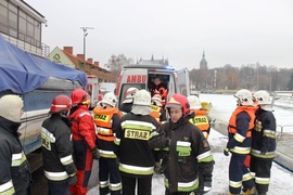 Nie mógł wrócić z lodu. Pomogli pogranicznicy i strażacy