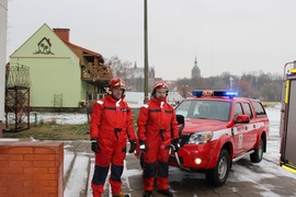 Nie mógł wrócić z lodu. Pomogli pogranicznicy i strażacy