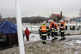 Nie mógł wrócić z lodu. Pomogli pogranicznicy i strażacy