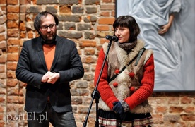 Kobieta na pierwszym planie